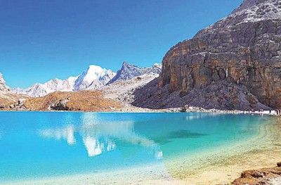 牛奶海是座古冰川湖,湖水清莹碧蓝。