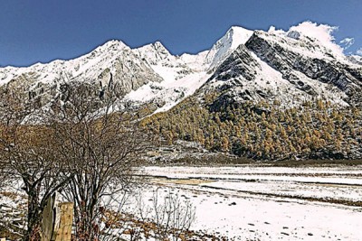 仙乃日雪山风景美不胜收。