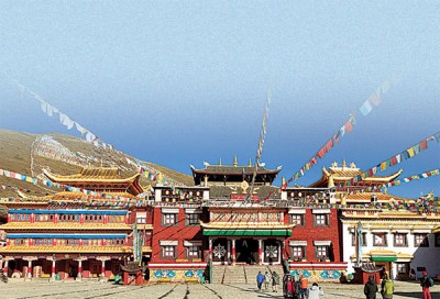 藏族著名名刹塔公寺,是康巴藏民朝拜的一个重要圣地。