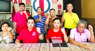 张哲敏(坐左2)抨击国阵承认统考却只字不提可被录取成为公务员。坐左起陈淑琼、梁誉升、欧达伟。站左起马绍伦、黄金良、蔡锦润、黄华。