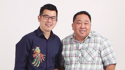 （左）骆胜坚Kenny Loh：40岁，峇峇娘惹后裔，当过十多年营养师，现为Penang Nyonya Culture负责人，积极推广峇峇娘惹文化。 （右）主持人张易雄。