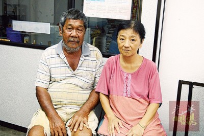 吴雪卿(右)希望获得读者捐助洗肾费,左为沈起向。