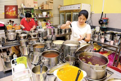 孙德安与王淑蓉夫妻档联手经营糖水屋,每一锅都是祖传煮法与两人爱心的结合。