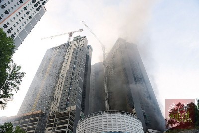 白云山一座兴建中公寓在傍晚发生火患，滚滚浓烟不断升起。 