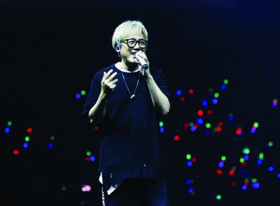张宇幽默风趣,笑说已把气氛炒起来,这样裘海正和张信哲会比较好唱。