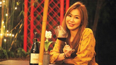 女店主Yennie陈燕莉，首次跨足饮食界，经营起自身最爱的高级餐厅，为佳人们带来浪漫的餐饮体验。