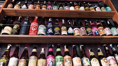 在Dicken St Cafe，你可以找到各形各色的手工啤酒，从美国、比利时、德国、日本、澳洲等国家引进，瓶身独特，口味各异，部分还是全球限量款！