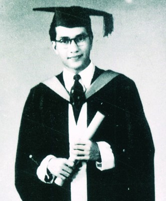 马哈迪于1953年在新加坡爱德华七世医药学院毕业。