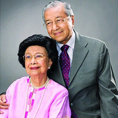 马哈迪与西蒂哈斯玛结婚多年，两人总是陪伴在左右，绝对是爱情的模范。