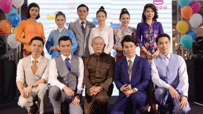 《娘惹相思格》剧中演员林绿(后排左起)、陈意瑕、江家荣、吴俐璇、萧依婷、林佩琦、志祥(前排左起)、李洺中、张永华、李承运及谢承伟皆身穿剧中造型出席记者会,为7月播映的剧集宣传。