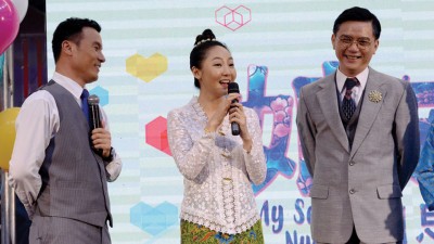 李洺中(左起)和吴俐璇直言冲着“男神”江家荣而接拍《娘惹相思格》。