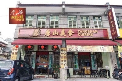 唐山美食坐落在槟城平安巷（Lorong Selamat），营业时间为11am-2.45pm、5pm-11pm，每天营业。