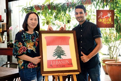 女业主张雪莲（左）与来自也门的厨师Ahmed，对于黎巴嫩佳肴烹调极为用心，为此还曾获黎巴嫩餐饮界国际闻人赞赏，更留下旗帜纪念品作为表扬。