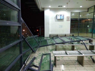 大山脚火车站大片玻璃窗倒下。