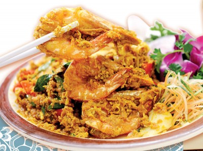 椰肉大虾  RM25/ 5只 新鲜大虾用椰肉与椰水香炒，加入辣椒、蛋与咖喱叶添口感，非常惹味。