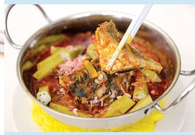 海南咖喱酸黑鲳鱼 RM25/小  浓香酸甜辣汇合，赋予舌尖上等享受，可依据喜好选择石斑鱼、魔鬼鱼或红狮鱼，啖一顿海鲜大餐。