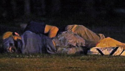 两人侧躺草地上,面对面近看着对方,张轩睿趁四下无人,伸手搂摸林明祯的腰。