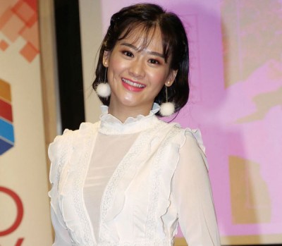 陈永馨除了现场演唱新歌《我的家》,也首唱之前在中国发表过的歌曲《爱只为你写》,她透露自己有小感冒,打趣叫大家要自己调音。