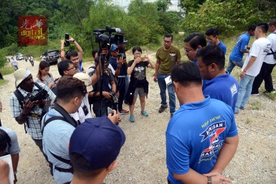 邓章耀带领媒体代表上山后,在现场召开记者会。