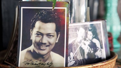 出生于槟城的比南利，是大马著名演员、歌手、导演、词曲作家。Lagenda Cafe的主题内饰与音乐，都彰显了对这位已故传奇人物的仰慕与敬佩。