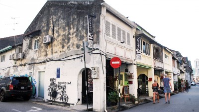好味不怕巷子深，Kesum Art Restaurant坐落在槟城观音亭后巷，位置稍隐匿，却凭真功夫实美味，吸引三大民族乃至各国旅客前来试味。