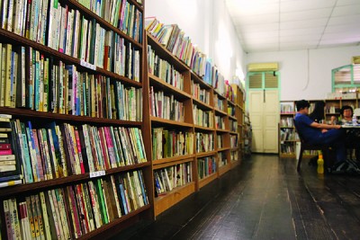 小绿洲图书馆如今设在怡保休罗街学乐书苑楼上，虽然空间变小了，但还有近万本藏书。