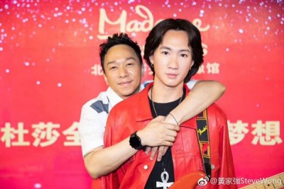 黄家强欣慰哥哥黄家驹的蜡像进驻北京杜莎夫人蜡像馆。