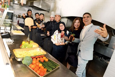 黎巴嫩籍店主Jamal（右1）与爱妻Michelle杨淑玲（右2），携手专业合格厨师团队，为顾客献上风味独特的黎巴嫩美肴。