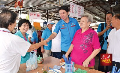 黄思敏在本届大选告捷后，前往合众花园向选民谢票。