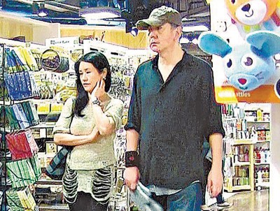 秋生与太太吴惠贞结婚多年,但两人并非同居。