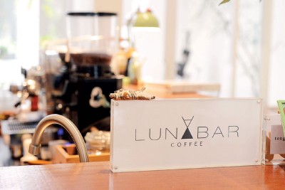 门前没有明显的招牌，Lunabarcoffee的Logo简单的以两个三角形代表滤杯和滤壶分享杯。
