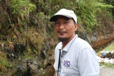 UTAR01.JPG 阿斯米过去得靠着拐杖走路,但经医生介绍才前来此处取水并饮用。