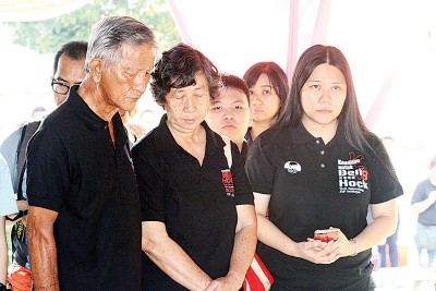 赵明福双亲（左1和2）及胞妹在公祭活动上，表情哀伤。
