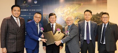 张新杰（左2）与林祥雄（右3）双方完成签署售购协议文件，由曹观友（左3）、阿菲夫（左）、杜进良（右起）及杨顺兴见证。