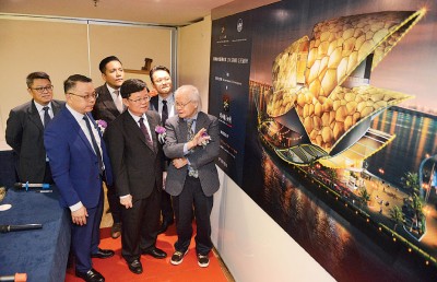 林祥雄（前右）向曹观友（前中）及嘉宾们讲解美术馆的计划，前左为张新杰。