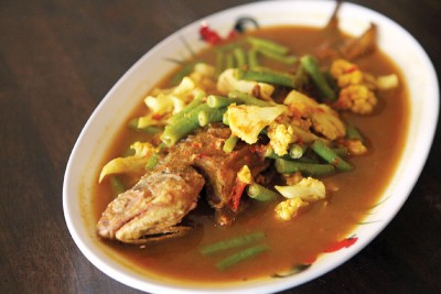 Keang Son Pla-RM23.80 类似酸辣鱼（配班兰饭），其地位相同于亚叁叻沙，只是味道要比亚叁来得更辣一些，所使用的材料皆从泰国运送过来已包装好的配料包，与海鱼一起下锅烹调而成。