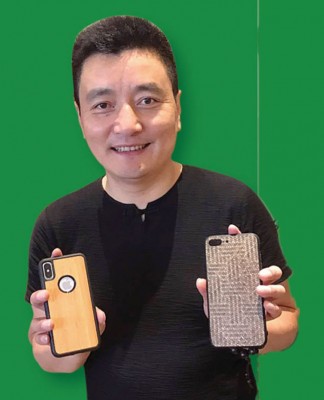 陈云华大师的长子陈岚研发竹艺手机背壳，把手机壳安装在手机上，格外高尚。