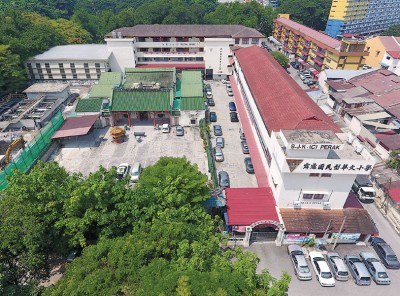 霹雳国民型华文小学(霹雳华小)屹立在近打河畔,与坝罗古庙为邻,见证怡保的发展,也培育无数莘莘学子。