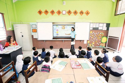 精明课室、小班制教学,正副校长不时监督学生上课,让学生更专注学习,提升学术水平。