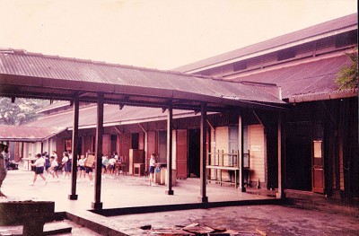 1932年兴建的8间木板教室,如今已不复在。