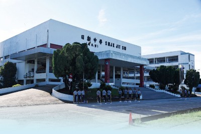 日新国中于1993年迁入南美园校舍。