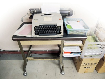 笨重的打字机已停产20年,然而它是许多办公楼主要的填写表格工具。