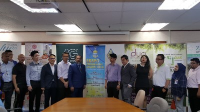 佳日星(左六)及出席嘉宾呼吁民众踊跃出席将于8月18日及19日早上10时至晚上10时在槟城新光大举行“2018年槟州可负担房屋展”。届时将有13项房屋计划共6284新单位等著首购族。