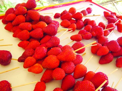 供售的草莓串。