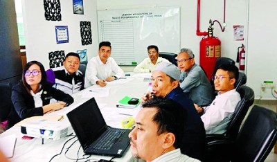 中选后,与相关单位讨论淹水区改善方法。