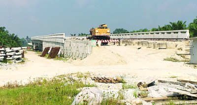 丁雅雷渡汽车桥将延迟建竣,料通车后,带动高渊及高渊港口两地经济。