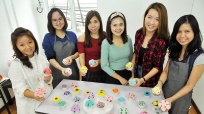 学生们学会韩式裱花后的满满成就感都写在了笑颜上。