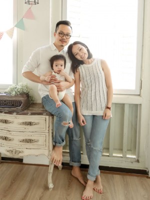 如今钟雄已迁至槟城定居，与大马籍太太育有一位两岁大女儿，一家三口幸福满泻。