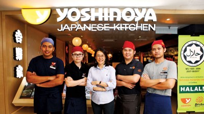 马来西亚Yoshinoya Hanamaru集团董事经理刘惠清（中），把日本著名面饭引入马来西亚，在团队的用心经营下，让本地饕客享尽口福。