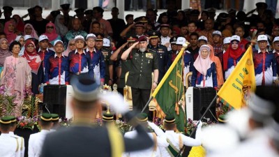 国家元首莫哈末五世陛下(中)在首相敦马哈迪与夫人敦茜蒂哈斯玛(左)及副首相伉俪拿督斯里旺阿兹莎(右)与拿督斯里安华陪同下,检阅仪仗队。